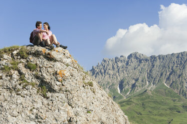 Italien, Südtirol, Pärchen sitzt auf Felsen und macht eine Pause - WESTF13715