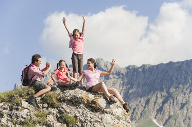 Italien, Südtirol, Familie sitzt auf Felsen, Mann fotografiert - WESTF13712