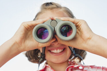 Italy, South Tyrol, Girl (10-11) using binoculars, portrait, close-up - WESTF13710