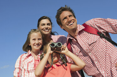 Italien, Südtirol, Familie mit Kindern (6-7) (10-11), Mädchen schaut durch ein Fernglas, Porträt - WESTF13705