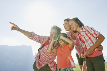 Italien, Südtirol, Familie mit Kindern (6-7) (10-11), Mädchen schaut durch ein Fernglas, Porträt - WESTF13703