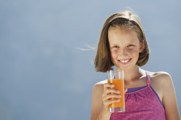 Italien, Südtirol, Mädchen (10-11) hält Glas mit Saft, lächelnd, Porträt - WESTF13688
