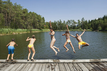 Italien, Südtirol, Familie springt in den See - WESTF13649