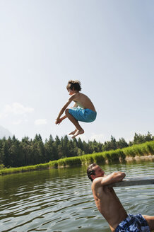 Italien,Südtirol, Vater und Sohn (10-11), Sohn springt in den See - WESTF13628