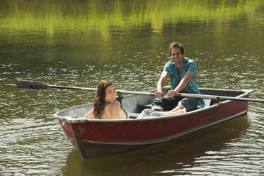 Italien, Südtirol, Junges Paar auf einem See beim Rudern - WESTF13617