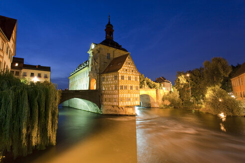 Deutschland, Bayern, Franken, Bamberg, Altes Rathaus über Fluss bei Nacht - WDF00612
