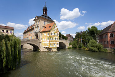 Deutschland, Bayern, Franken, Bamberg, Altes Rathaus über dem Fluss - WDF00602