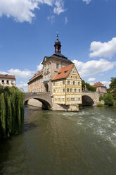 Deutschland, Bayern, Franken, Bamberg, Altes Rathaus über Fluss bei Nacht - WDF00601