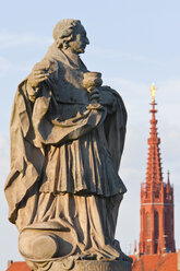Deutschland, Franken, Würzburg, Heiligenstatuen auf der Hauptbrücke, Nahaufnahme - WDF00589