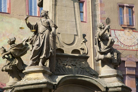 Deutschland, Bayern, Franken, Würzburg, Brunnen vor dem alten Rathaus, Großaufnahme, lizenzfreies Stockfoto