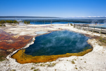 USA, Yellowstone Park, West Thumb Geysirbecken, Abyss Pool - FOF01815