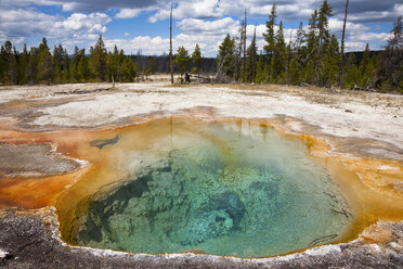 USA, Yellowstone Park, Feuerlochquelle - FOF01809