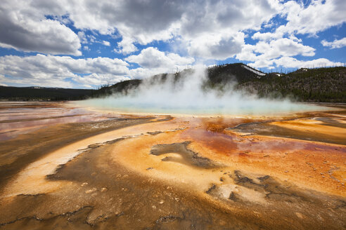 USA, Wyoming, Yellowstone-Nationalpark, Heiße Quelle - FOF01795