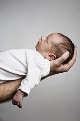 Vater hält kleines Mädchen (0-4 Wochen), Seitenansicht, Porträt - LDF00822