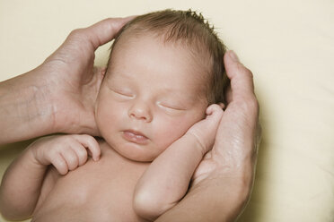 Father holding baby girl (0-4 weeks), portrait, close-up - LDF00819