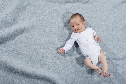 Baby-Mädchen (0-4 Wochen) auf Decke liegend, Ansicht von oben - LDF00818