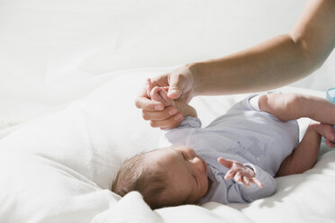 Vater hält die Hand des kleinen Mädchens (0-4 Wochen) - LDF00812