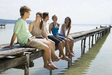 Germany, Bavaria, Ammersee, Young people relaxing on jetty - LDF00794