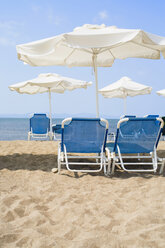 Griechenland, Liegestühle und Sonnenschirme am Strand - JRF00135