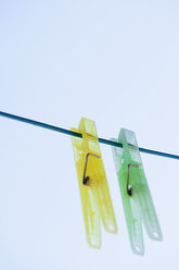 Clothes pegs on clothesline, close-up - JRF00132