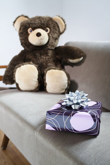 Teddy auf Sofa mit Geschenkpaket - JRF00126