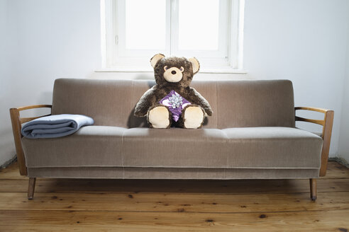 Teddy auf Sofa mit Geschenkpaket - JRF00125