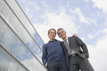 Germany, Hamburg, Two businessmen smiling, low angle view - WESTF13891