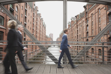 Deutschland, Hamburg, Geschäftsleute überqueren Brücke - WESTF13866