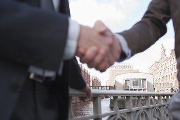 Germany, Hamburg, Businessmen shaking hands, close-up - WESTF13853