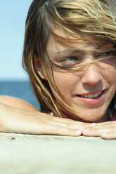 Italien, Sardinien, Junge Frau am Strand, Porträt, Nahaufnahme - MBEF00003