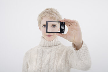 Frau nimmt ein Selbstporträt mit Digitalkamera auf - TCF01294
