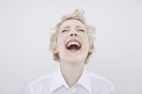 Frau lachend, Augen geschlossen, Porträt, lizenzfreies Stockfoto