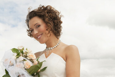 Germany, Bavaria, Smiling Bride with bouquet, outdoors - NHF01121