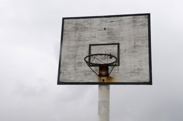 Deutschland, Schleswig Holstein, Amrum, Alter Basketballkorb - AWDF00423