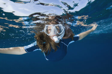 Croatia, Girl (10-11) snorkeling - GNF01167
