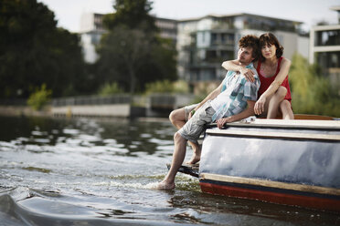 Deutschland, Berlin, Junges Paar auf Motorboot sitzend, Porträt - VVF00067
