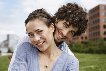 Germany, Berlin, Young couple, smiling, portrait - VVF00038