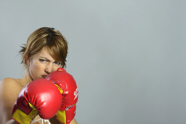 Woman in boxing gloves, portait - MBEF00026