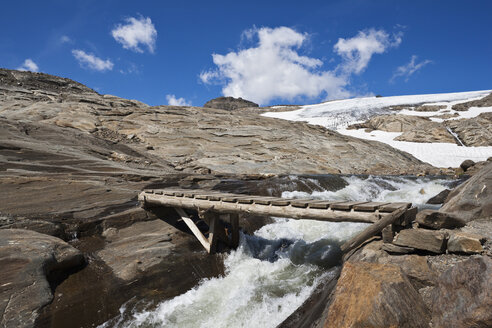 Österreich, Großglockner, Holzbrücke über Gebirgsbach - FOF01916