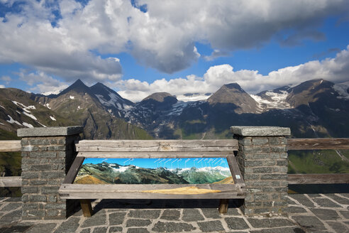 Österreich, Großglockner, Informationstafel, Bergkulisse im Hintergrund - FOF01911