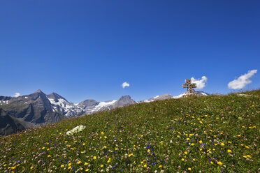 Österreich, Sonnenwelleck, Fuscherkarkopf, Breitkopf, Hohe Dock, Kreuz in Landschaft - FOF01904