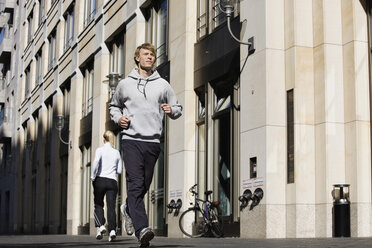 Deutschland, Berlin, Jogger in der Stadt - SKF00067