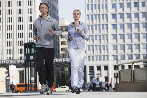 Deutschland, Berlin, Junges Paar joggt zusammen - SKF00061