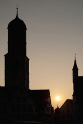 Deutschland, Baden Württemberg, Biberach, Silhouette der Pfarrkirche St. Martin - SHF00409