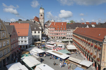 Deutschland, Bayern, Memmingen, Bauernmarkt am Marktplatz, Blick von oben - SHF00404