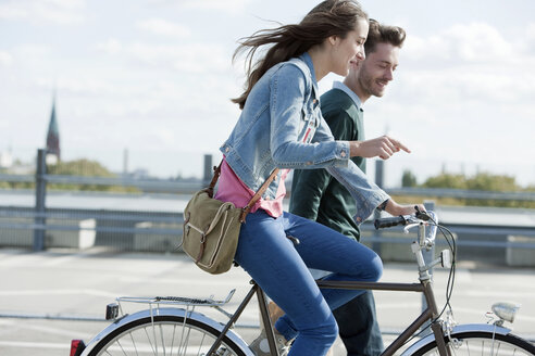 Deutschland, Berlin, Junges Paar mit Fahrrad - WESTF13955