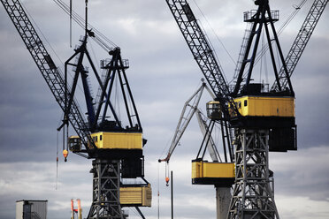 Germany, Hamburg, Cranes in Harbor - TLF00375