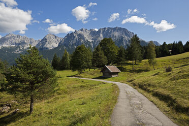 Deutschland, Bayern, Mittenwald, Wanderweg mit Karwendelgebirge im Hintergrund - FOF02022