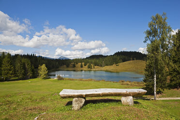 Deutschland, Bayern, Mittenwald, Wildensee, verlassene Bank im Vordergrund - FOF02021