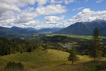 Germany, Bavaria, Mittenwald, Lake Wildensee and Karwendel mountains in background - FOF02020